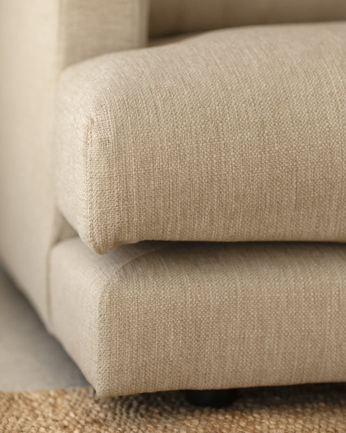 Sofá con chaise longue tono beige de diferentes medidas