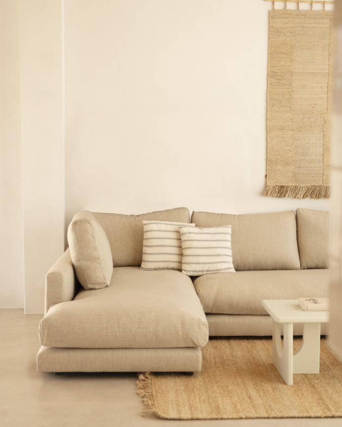 Sofá con chaise longue tono beige de diferentes medidas