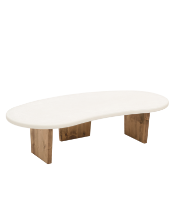 Mesa de centro de microcemento de formas orgánicas con tres patas de madera tono roble oscuro de 120cm