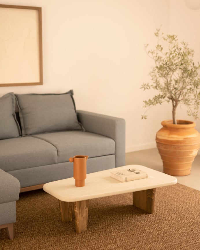 Mesa de centro de microcemento con tres patas de madera tono roble oscuro de 100cm