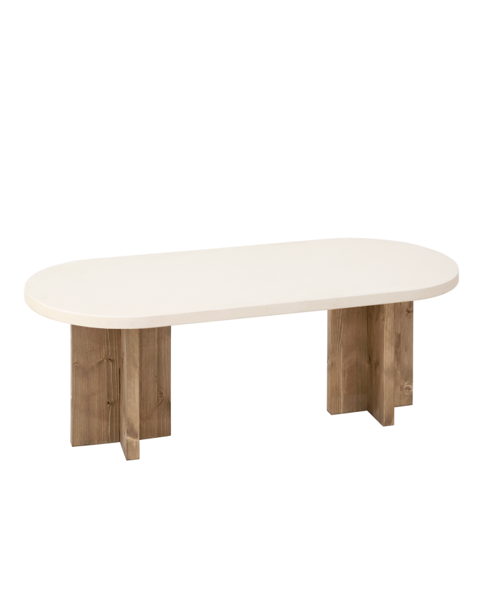 Mesa de centro de microcemento en tono blanco roto con patas de madera tono roble oscuro de 120x40cm