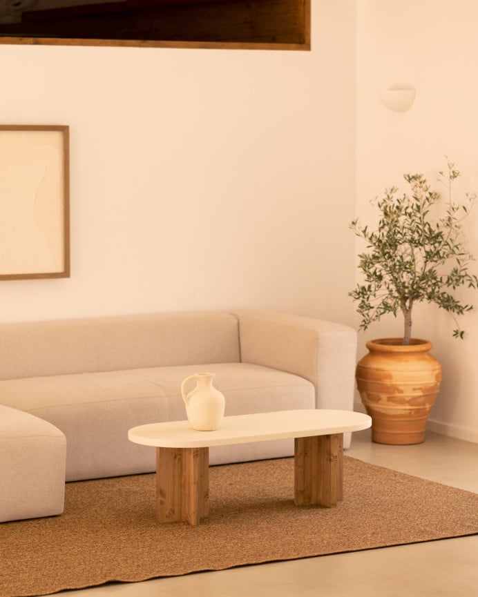 Mesa de centro de microcemento en tono blanco roto con patas de madera tono roble oscuro de 120x40cm