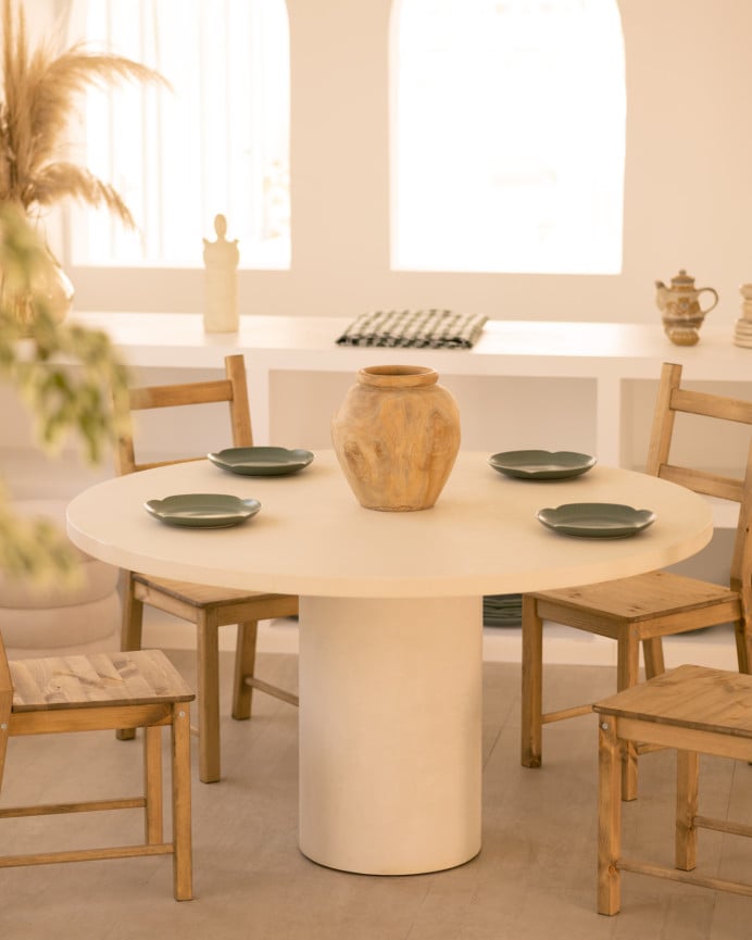 Mesa de comedor redonda de microcemento en tono blanco roto de varias medidas