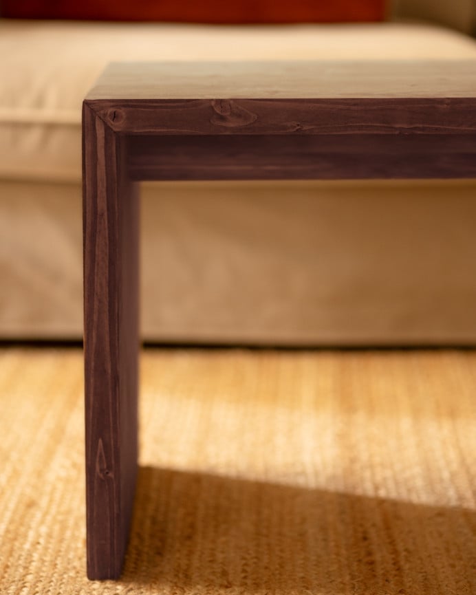 Mesa de centro de madera maciza en tono nogal de 109,4x45x35cm