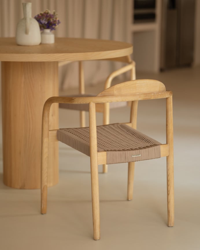 Silla de madera de olmo y asiento trenzado de nylon color marrón de 77,5x57,5cm