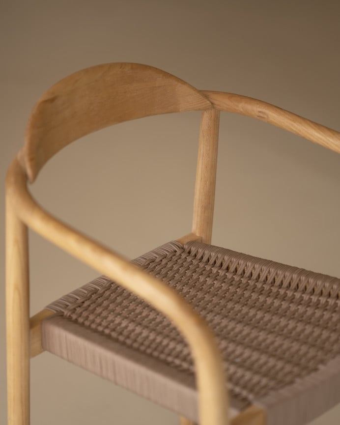 Silla de madera de olmo y asiento trenzado de nylon color marrón de 77,5x57,5cm