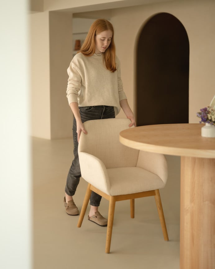 Silla de madera de olmo tapizada en color beige de 83x59cm