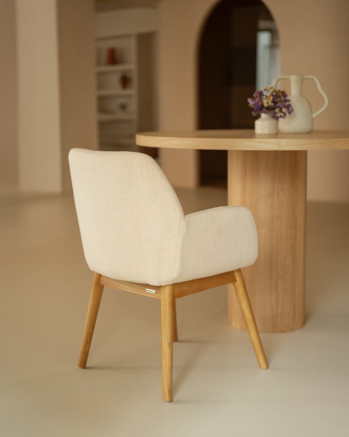 Silla de madera de olmo tapizada en color beige de 83x59cm