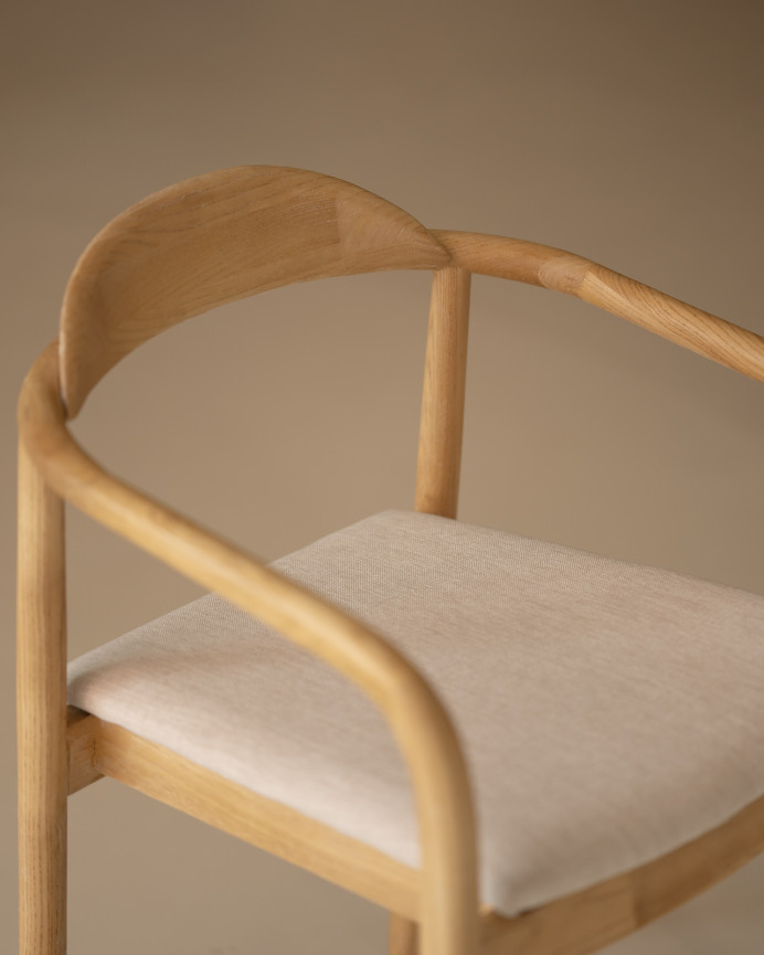 Silla de madera de olmo y asiento acolchado color beige de 77,5x57,5cm