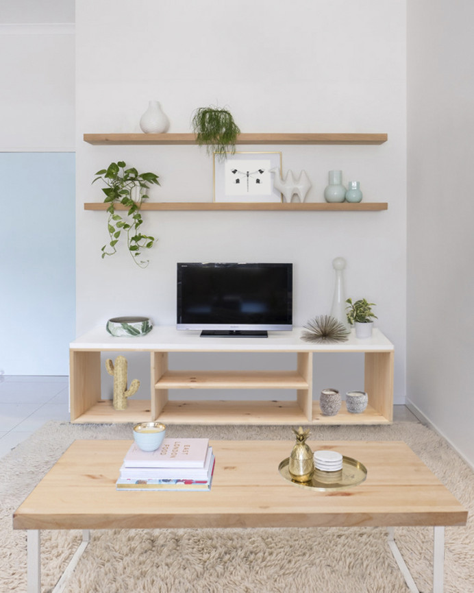 Mueble de TV de madera maciza en tono natural y sobre blanco de 160x40cm