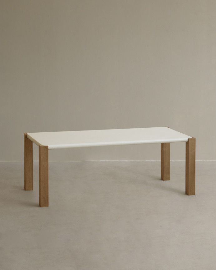 Mesa de centro rectangular en tono blanco roto efecto mate y patas de madera de álamo en varias medidas