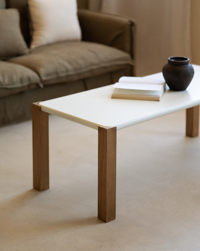 Mesa de centro rectangular en tono blanco roto efecto mate y patas de madera de álamo en varias medidas