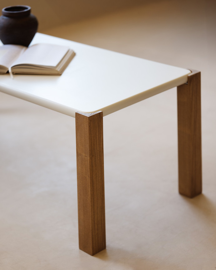 Mesa de centro rectangular en tono blanco roto efecto mate y patas de madera de álamo en varias medidas