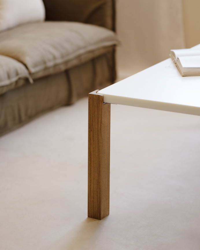 Mesa de centro rectangular en tono blanco roto efecto mate y patas de madera de álamo en varias medidas