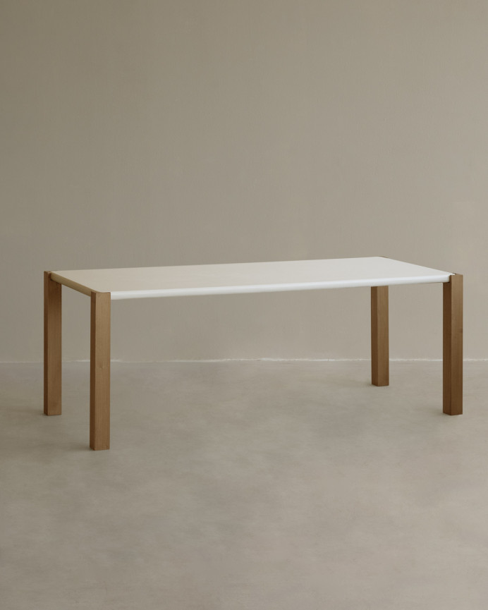 Mesa de comedor rectangular en tono blanco roto efecto mate y patas de madera de álamo en varias medidas