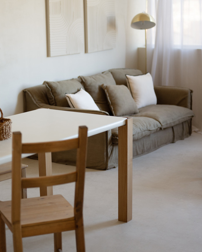 Mesa de comedor rectangular en tono blanco roto efecto mate y patas de madera de álamo en varias medidas