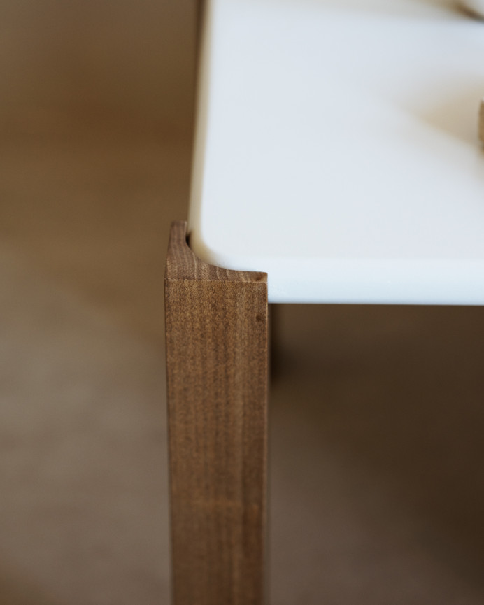 Mesa de comedor rectangular en tono blanco roto efecto mate y patas de madera de álamo en varias medidas