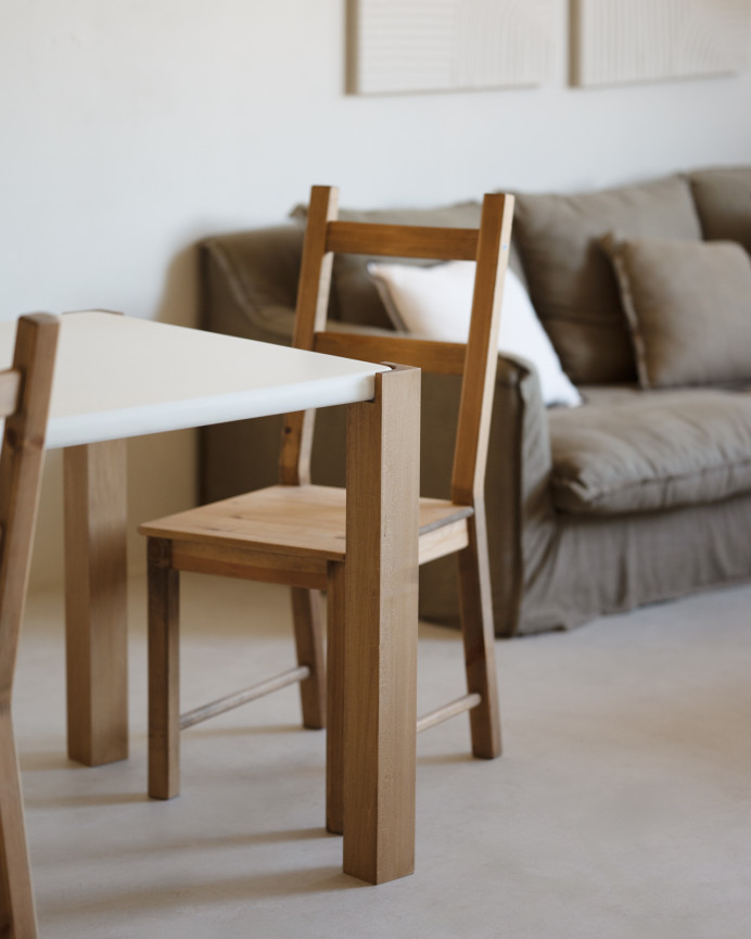 Mesa de comedor rectangular en tono blanco roto efecto mate y patas de madera de álamo en varias medidas