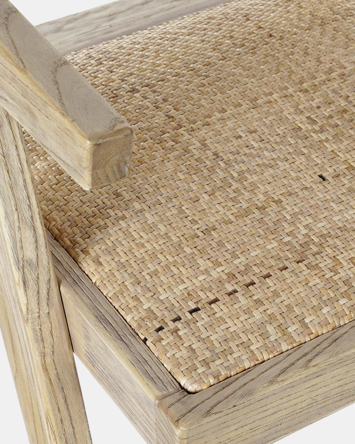 Sillón de madera de olmo con asiento y respaldo de cannage tono natural de 86x57cm