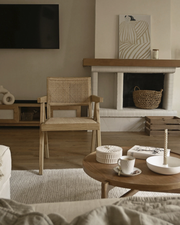 Sillón de madera de olmo con asiento y respaldo de cannage tono natural de 86x57cm