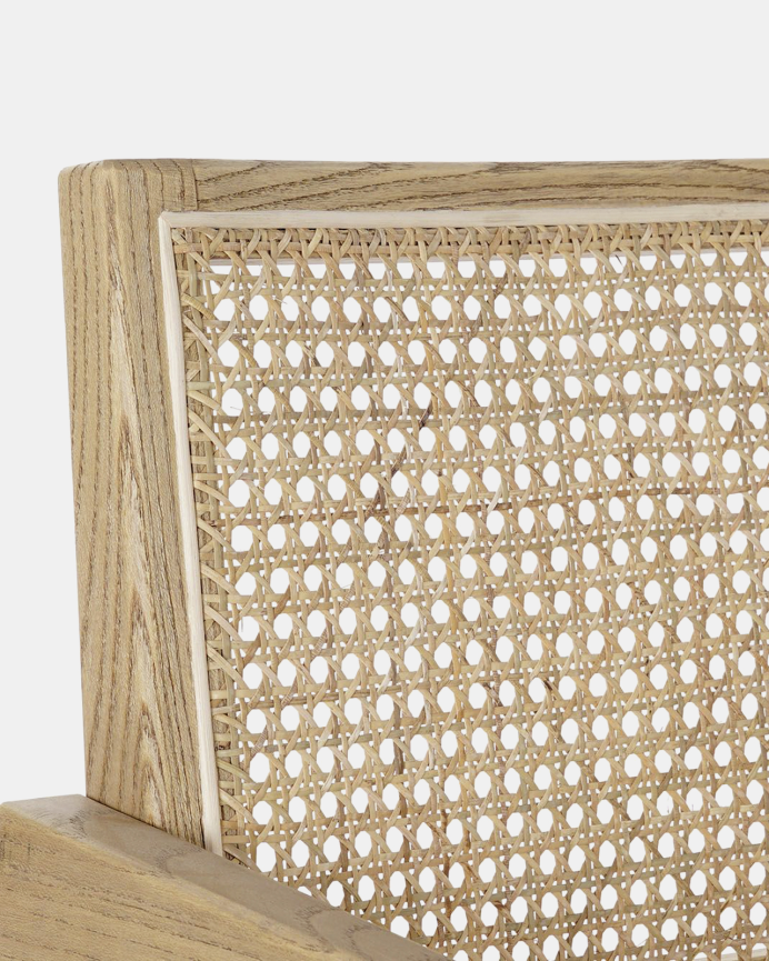 Sillón de madera de olmo con asiento y respaldo de cannage tono natural de 86x57cm