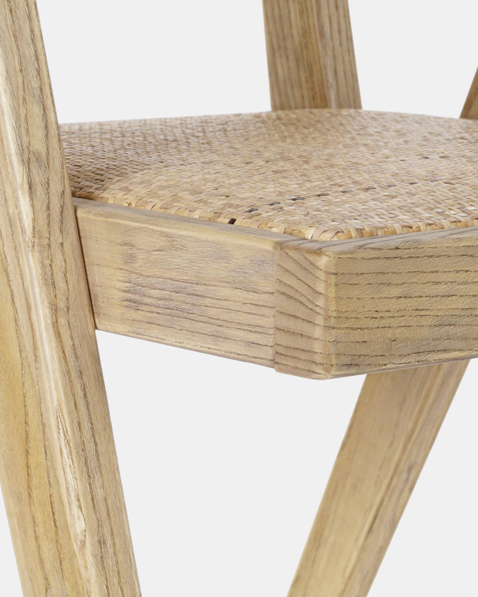 Sillón de madera de olmo con asiento y respaldo de cannage tono natural de 86x57cm