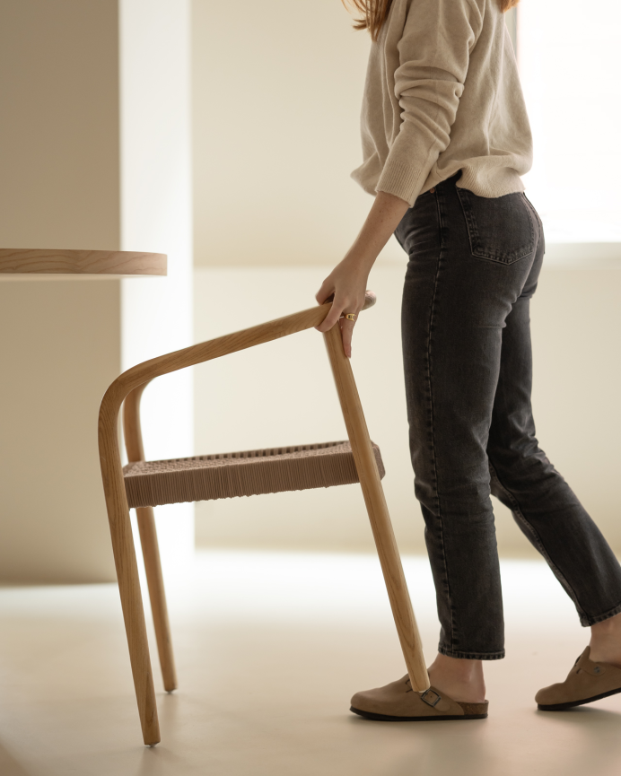 Silla de madera de olmo y asiento trenzado de nylon color marrón de 78x58cm