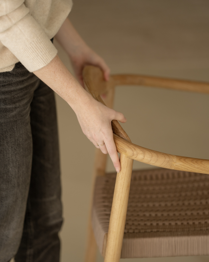 Silla de madera de olmo y asiento trenzado de nylon color marrón de 78x58cm