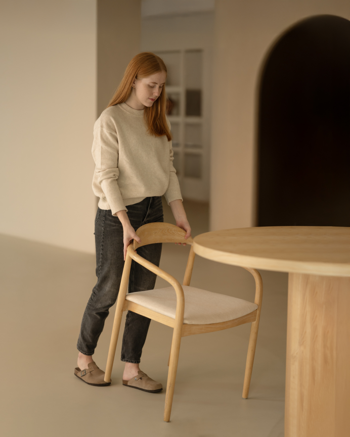 Silla de madera de olmo y asiento acolchado color beige de 78x58cm