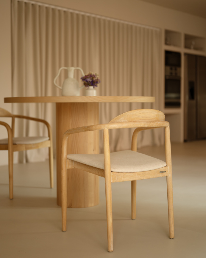 Silla de madera de olmo y asiento acolchado color beige de 78x58cm