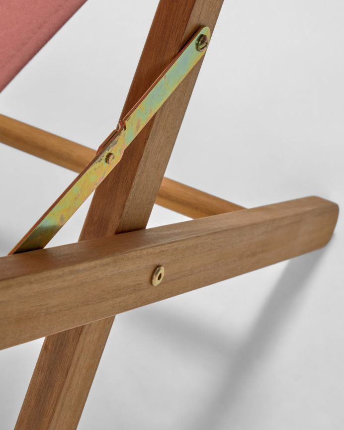 Sillas con brazos de madera maciza de acacia y asiento de tejido en color rojo de 88x55cm