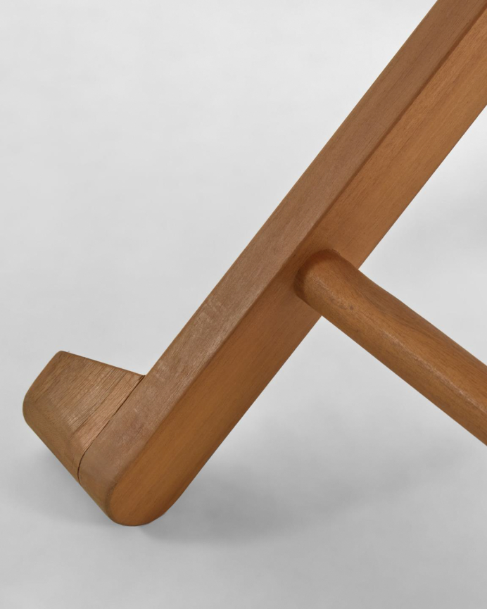 Sillas con brazos de madera maciza de acacia y asiento de tejido en color rojo de 88x55cm