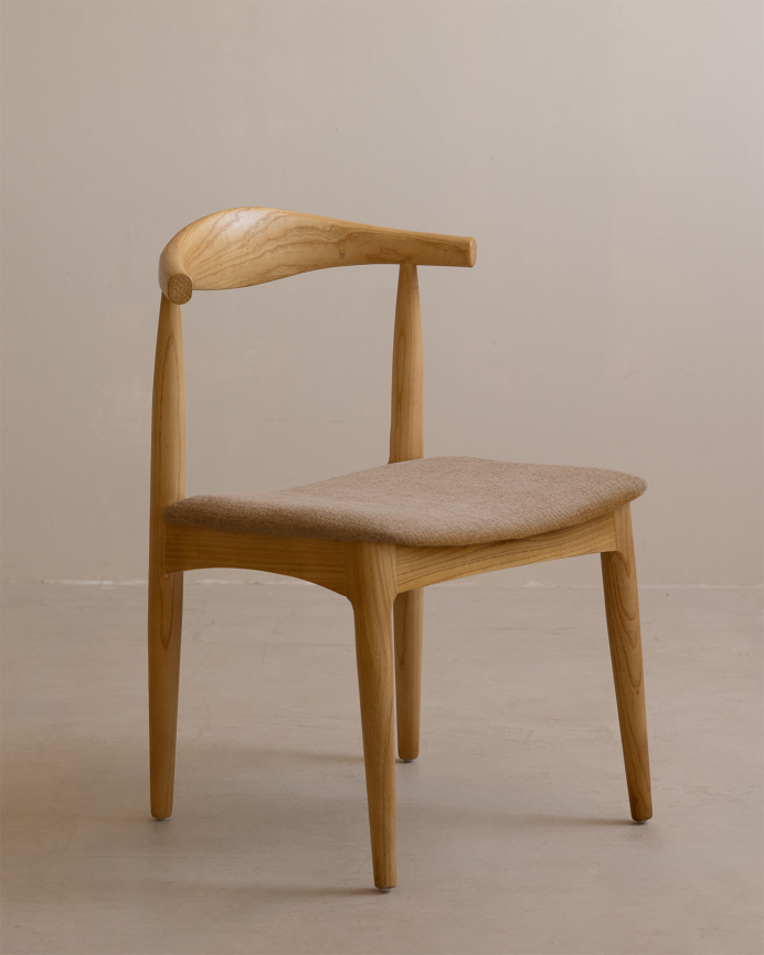Silla de madera de olmo en tono natural y asiento tapizado color gris de 79x49cm