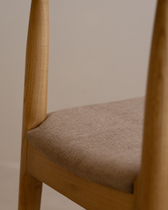Silla de madera de olmo en tono natural y asiento tapizado color gris de 79x49cm