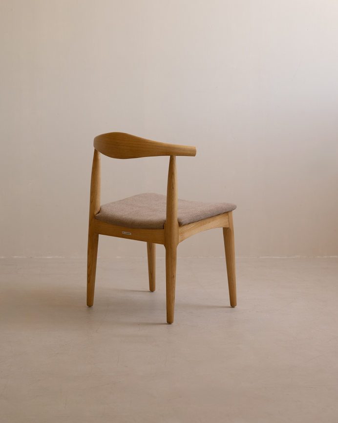 Silla de madera de olmo en tono natural y asiento tapizado color gris de 79x49cm