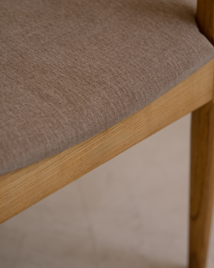 Silla de madera de olmo en tono natural y asiento tapizado color gris de 79x49cm