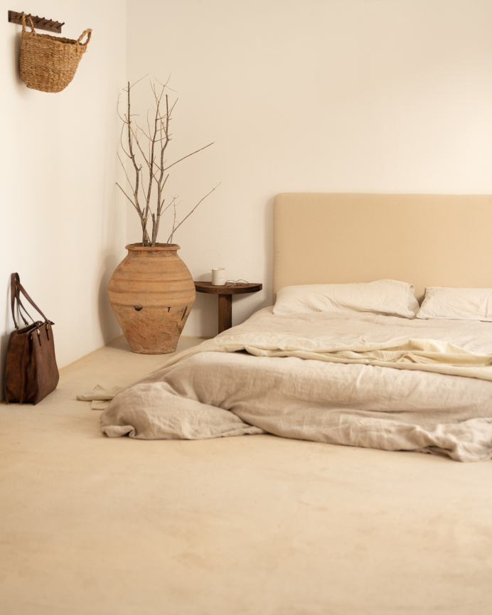 Pack de 2 mesitas de noche de madera maciza flotante en tono nogal de 27x40cm