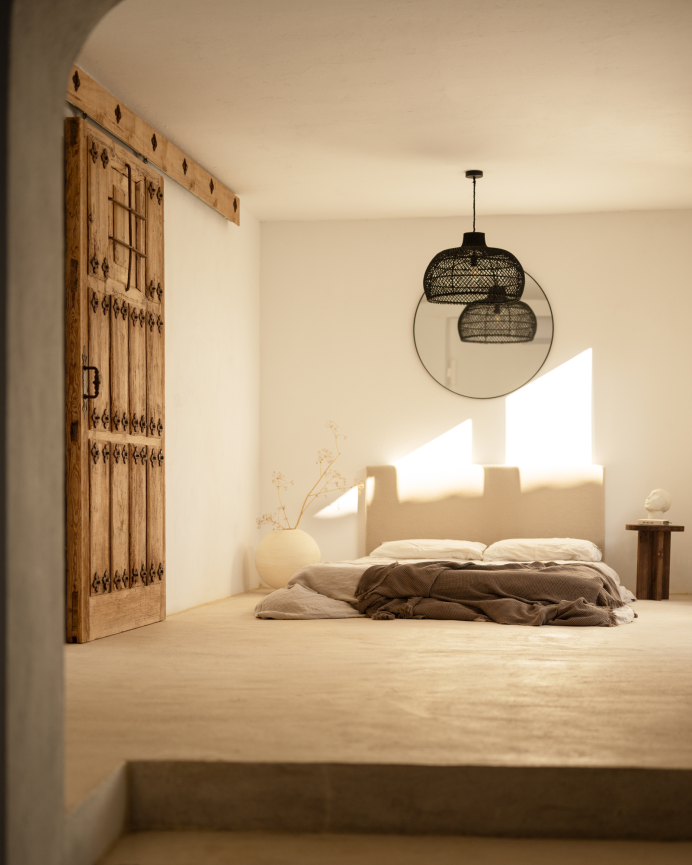 Pack de 2 mesitas de noche de madera maciza en tono nogal de 45x35cm