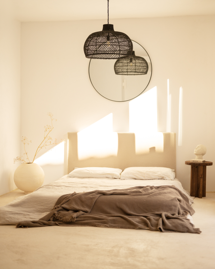 Pack de 2 mesitas de noche de madera maciza en tono nogal de 45x35cm