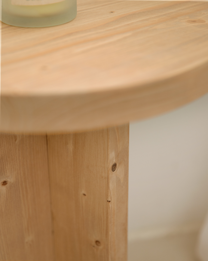 Pack de 2 mesitas de noche de madera maciza en tono roble medio de 45x35cm