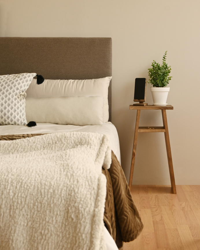 Pack de 2 mesitas elaborada con madera maciza en tono roble oscuro 60x20cm
