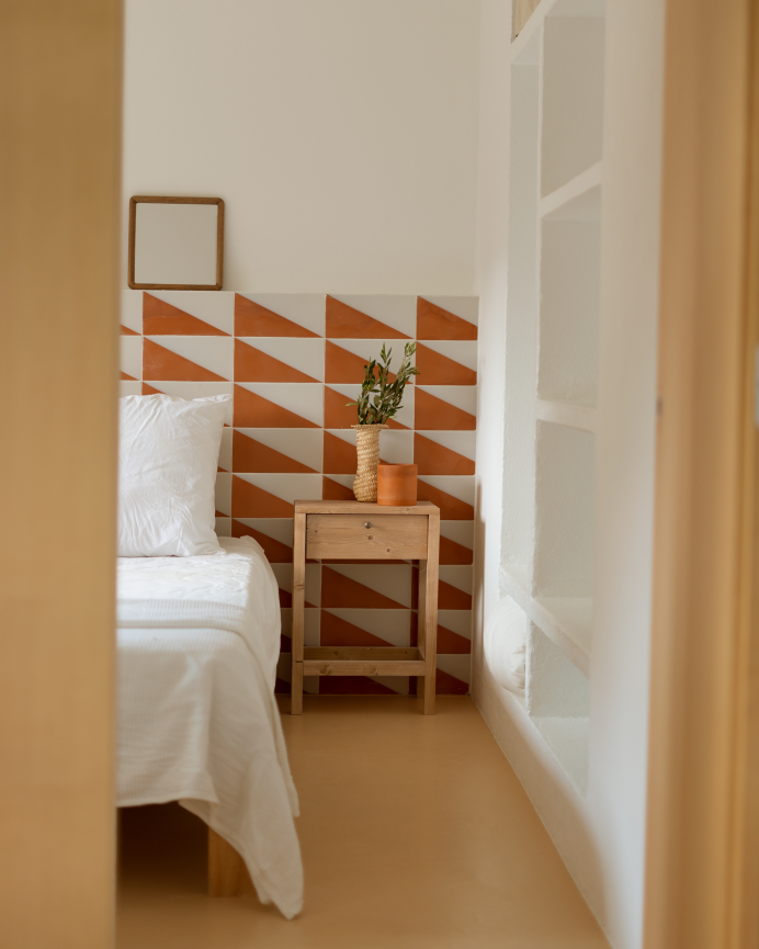 Pack de 2 mesitas de noche de madera maciza con un cajón en tono roble medio de 62x43cm
