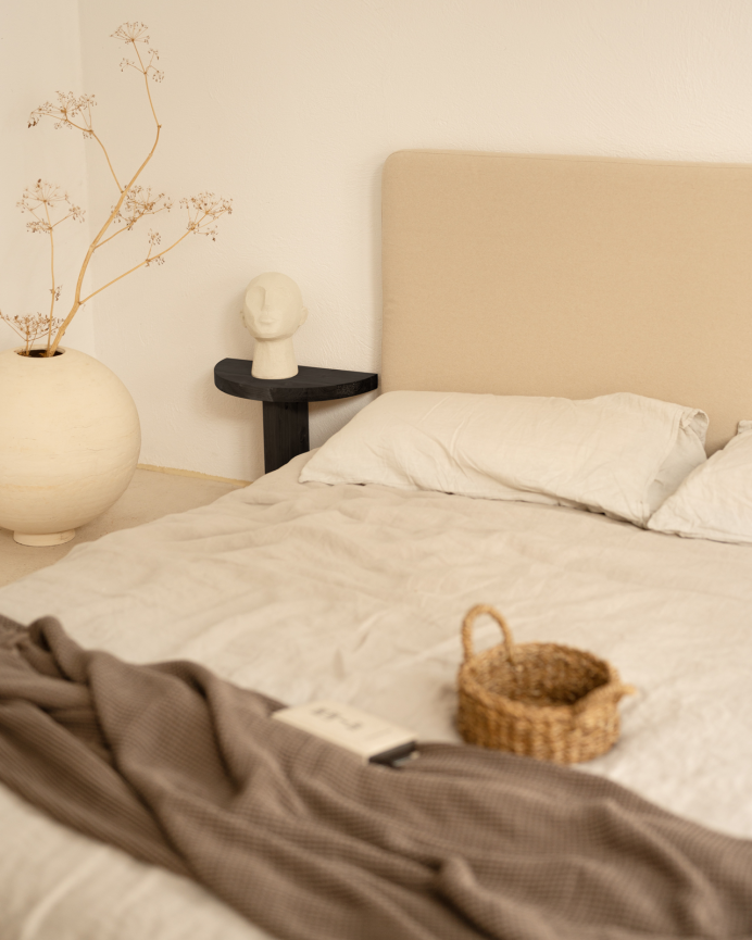 Pack de 2 mesitas de noche de madera maciza flotante en tono negro de 27x40cm