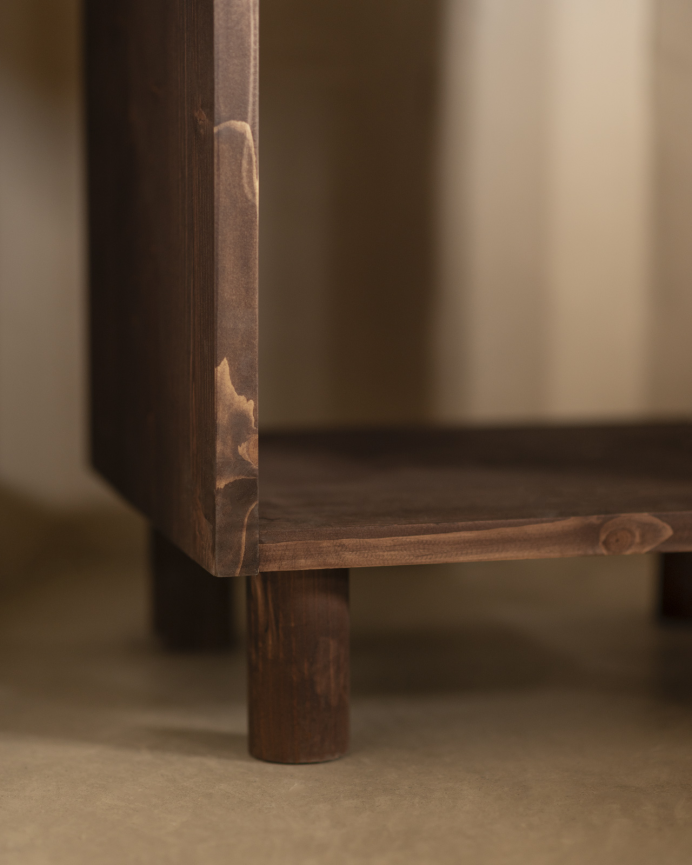 Pack de 2 mesitas de noche de madera maciza en tono nogal de 51x32cm