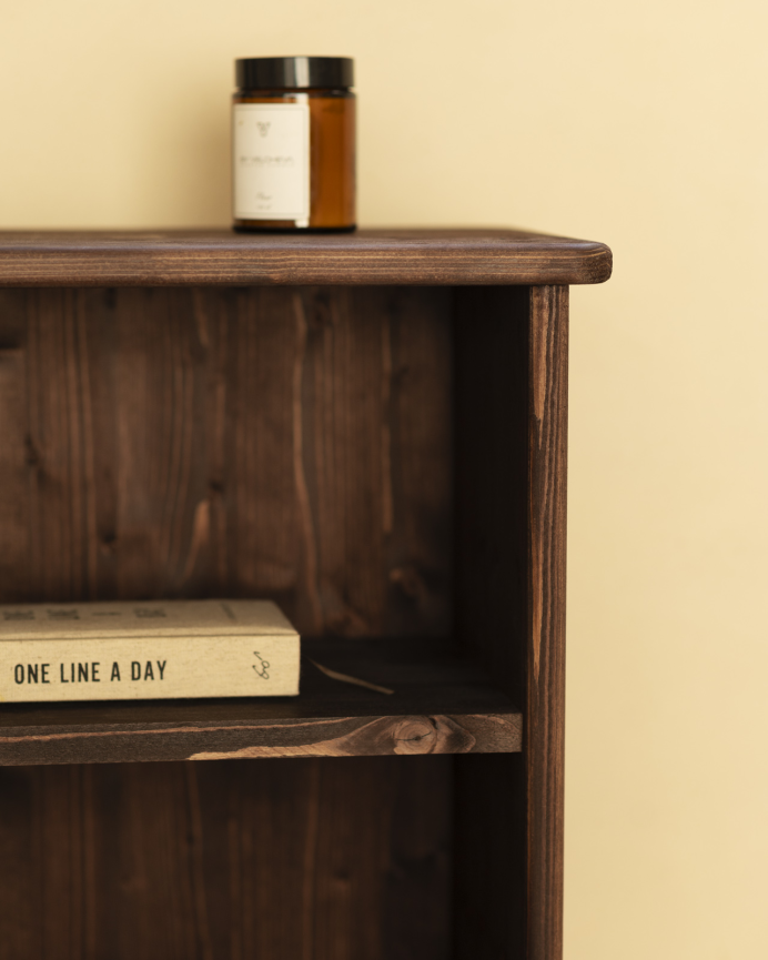 Pack de 2 mesitas de noche de madera maciza en tono nogal de 50x42cm