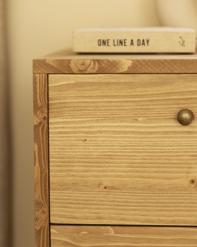 Pack de 2 mesitas de noche de madera maciza con dos cajónes en tono roble medio de 51x38cm