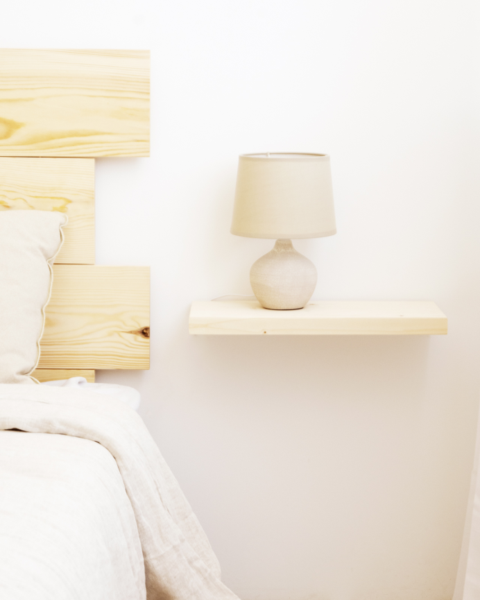 Pack de 2 mesitas de noche de madera maciza flotante en tono natural de 45cm