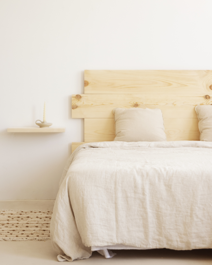 Pack de 2 mesitas de noche de madera maciza flotante en tono natural de 45cm