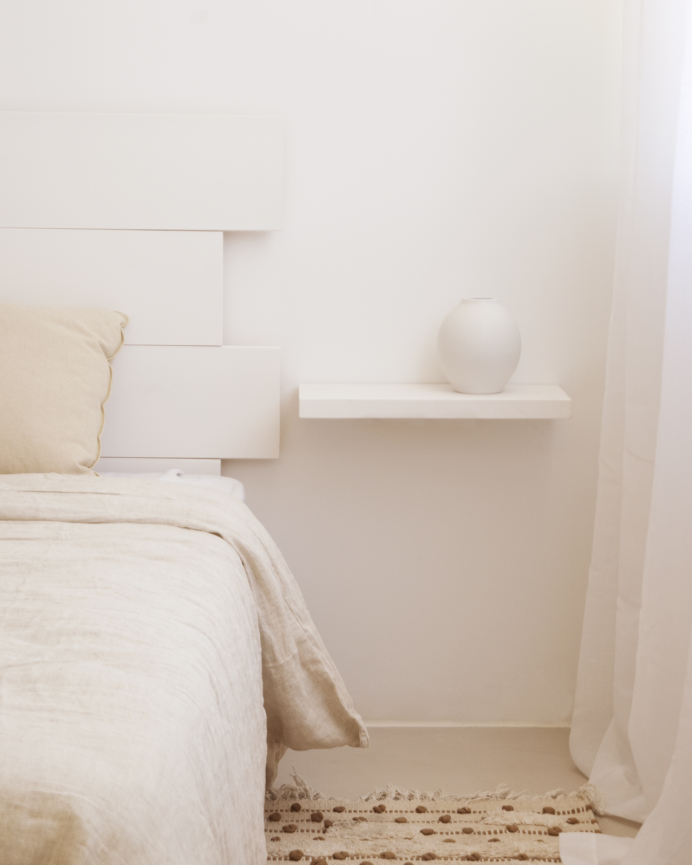 Pack de 2 mesitas de noche de madera maciza flotante en tono blanco de 45cm