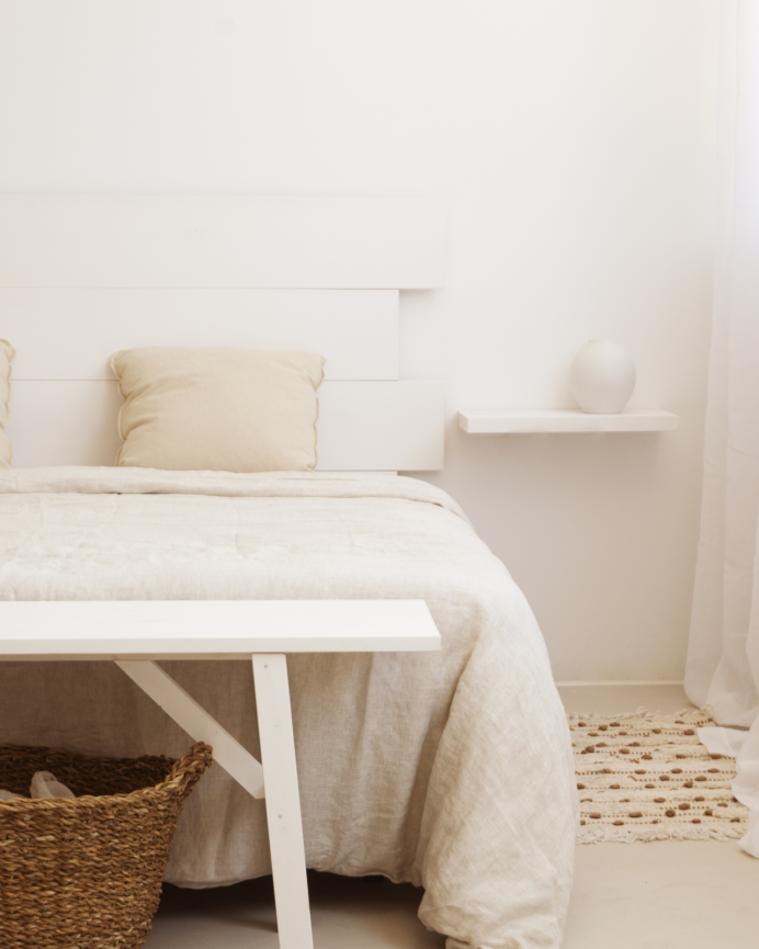 Pack de 2 mesitas de noche de madera maciza flotante en tono blanco de 45cm